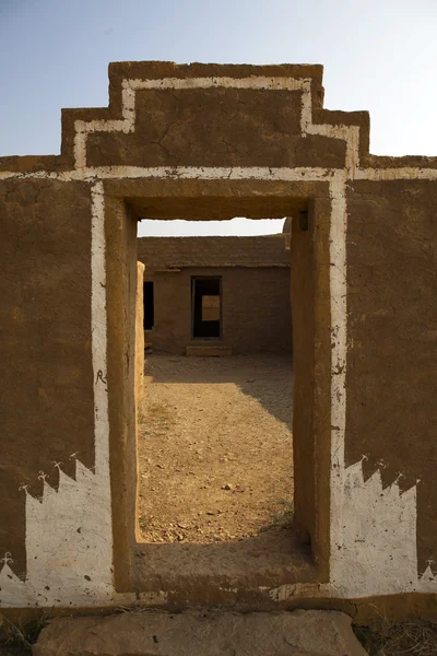 Stammeshaus in verlassenem Dorf kuldhara in der Wüste in Rajasthan. — Stockfoto