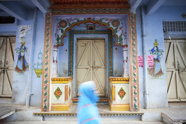 Voll verzierte Tür eines indischen Hauses in Bundi (Rajasthan)) — Stockfoto