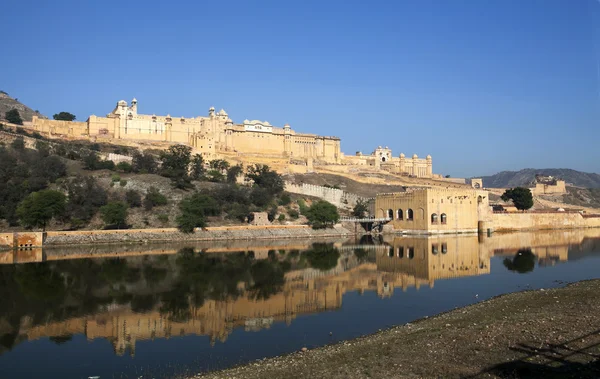 Het amber fort weerspiegelt in het water (jaipur - rajasthan, india). — Stockfoto