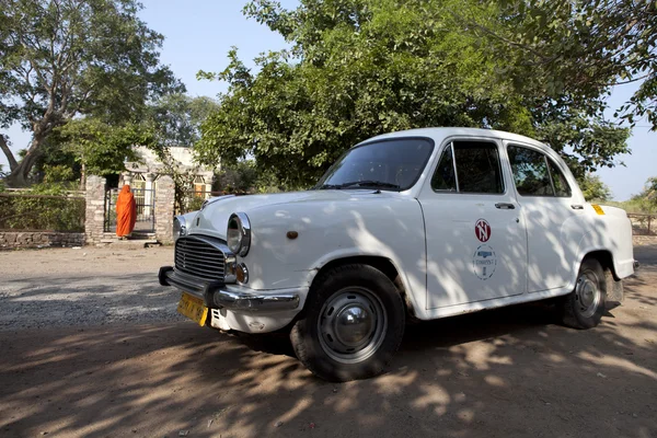 Ambasador biały samochód w Indiach. — Zdjęcie stockowe