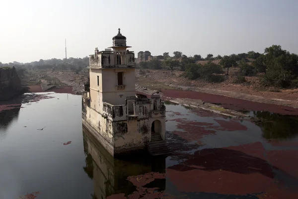 Oude paleis van water in de vesting van chittorgarh, rajasthan, india — Stockfoto
