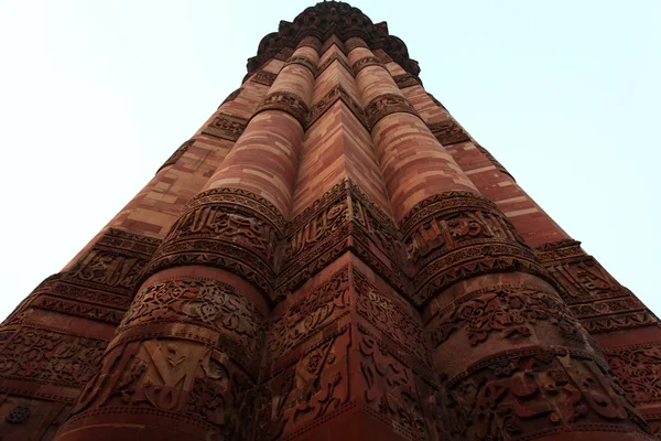 Delhi. Qutub minar. närbild på minareten. — Stockfoto