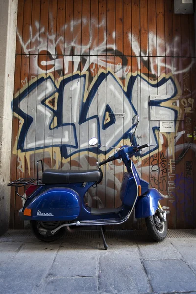 在巴塞罗那的蓝色旧摩托车 — 图库照片