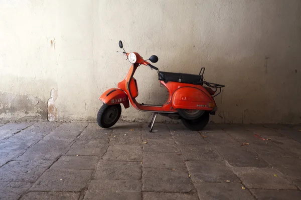 Red old scooter in Barcelona — Stock Photo, Image