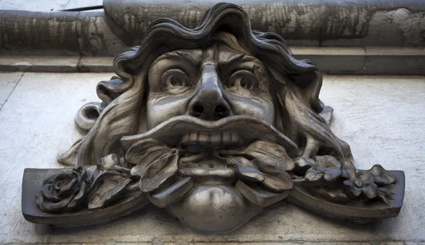 A MODERNISTIC SCULPTURE OF A MAN'S FACE ON A WALL — Stock Photo, Image