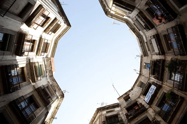 Place ronde avec maisons à Barcelone, Espagne — Photo