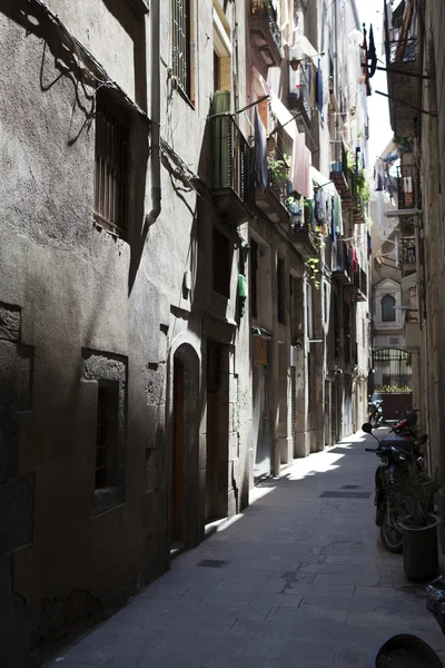 Eine ruhige mittelalterliche straße im zentrum von barcelona — Stockfoto