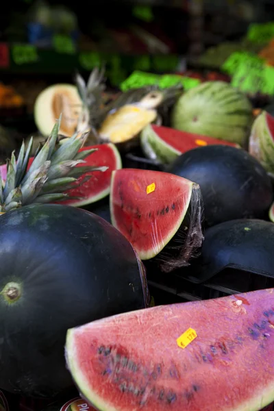 Watermeloenen voor verkoop in een winkel — Stockfoto