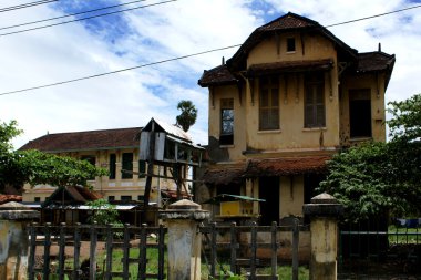 Kamboçya (Güney Doğu Asya Kampot kasabasında eski sömürge ev)