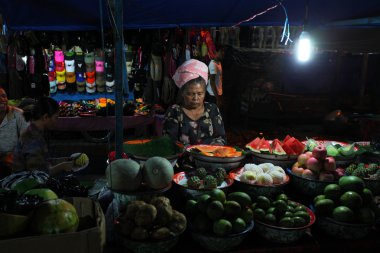 Bali gece pazarı (Pasar Malam) dükkanında