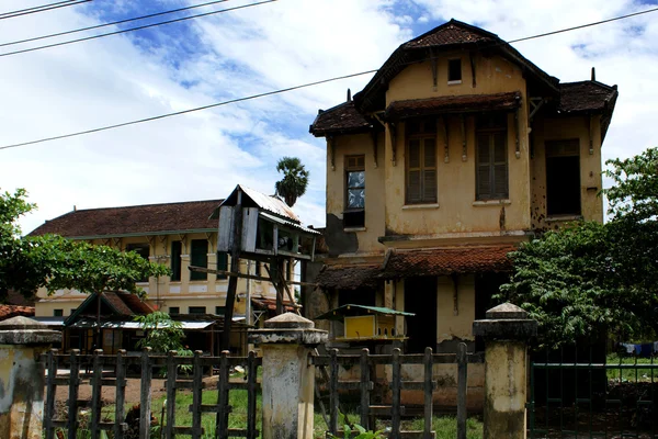 Altes kolonialhaus in kampot stadt in kambodscha (südostasien)) — Stockfoto