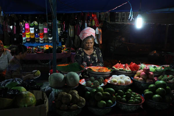 Ein geschäft auf dem nachtmarkt (pasar malam) in bali — Stockfoto