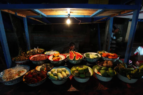 Bali gece pazarı (Pasar Malam) dükkanında — Stok fotoğraf