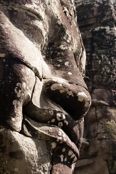 Гигантское каменное лицо - Ангкор Том, Байон, Камбодия — стоковое фото