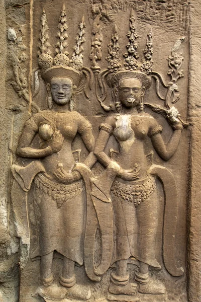 Relieve con mujeres en Angkor Wat - templo en Camboya —  Fotos de Stock