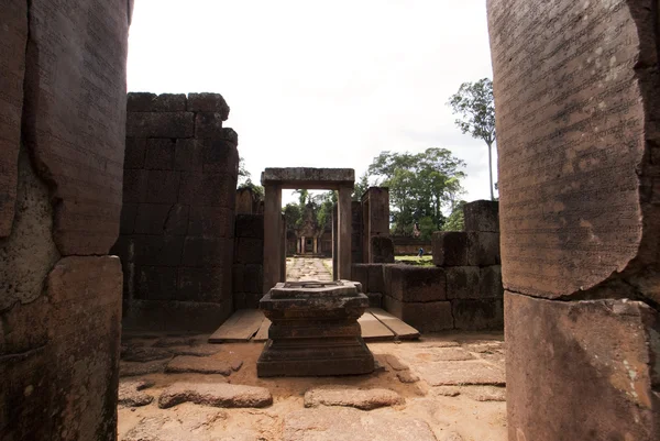 Wewnątrz ruiny banteay srei klasztor - angkor - Kambodża — Zdjęcie stockowe