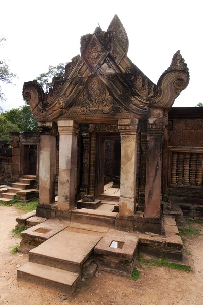 La entrada del monasterio de Banteay Srei - Angkor - Camboya —  Fotos de Stock