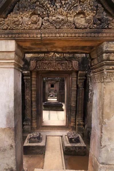 Dentro das ruínas do mosteiro de Banteay Srei - Angkor - Camboja — Fotografia de Stock