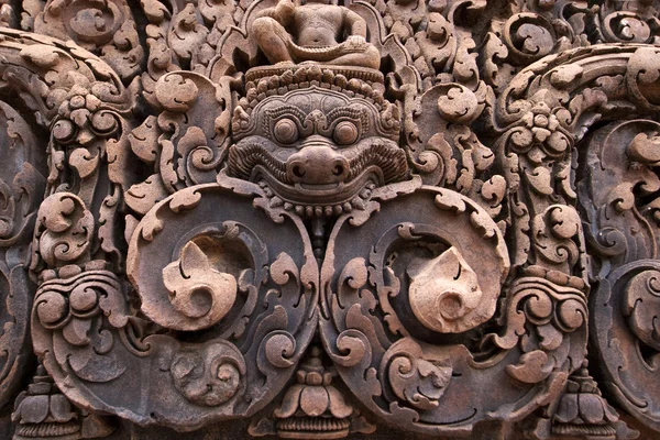 Кам'яний рельєф вхід в Banteay Srei - Ангкор - Камбоджа — стокове фото