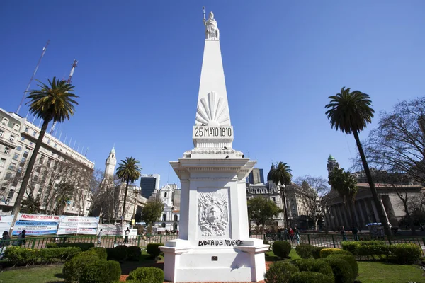 Standbeeld op plaza de mayo (kan vierkant) in buenos aires. — Stockfoto