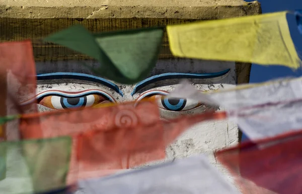 O rosto do Bodnath tenta com bandeiras de oração em Katmandu - Nepal — Fotografia de Stock
