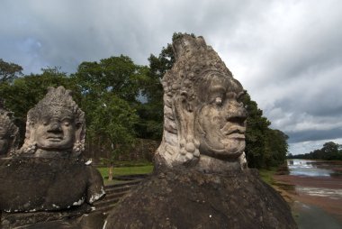 taş Köprüsü'nde angkor Güney kapısı'nın korumaları thom, angkor - cam