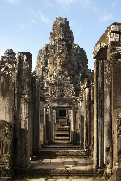 Vchodu do chrámu Bayon (Angkor Thom) v Angkor - Kambodža — Stock fotografie