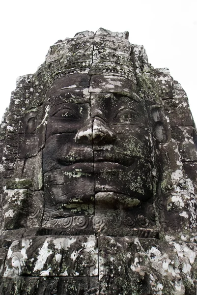 Obří tvář na vrcholu chrámu Bayon (Angkor Thom) v Angkor - Kambodža — Stock fotografie