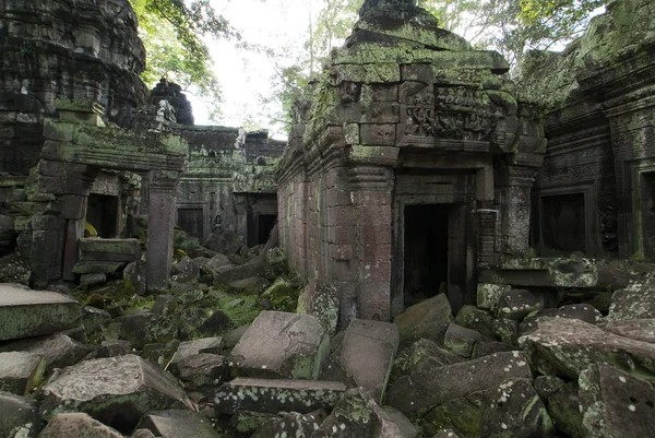 Angkor - binnen de ruïnes van de ta prohm klooster - archeologische site een — Stockfoto