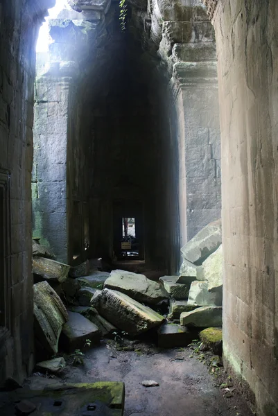アンコールの遺跡の内部、タ プローム修道院 - 考古学的なサイトを — ストック写真
