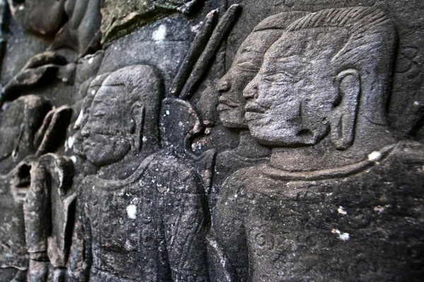 Guerreiros esculpidos em uma parede no templo de Bayon em Angkor Thom no Camboja — Fotografia de Stock