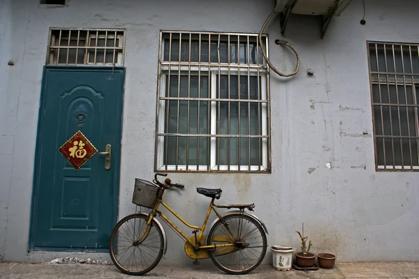 Casa china con bicicleta en Shanghai - China — Foto de Stock