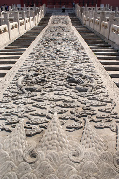 北京 - 中国の紫禁城でドレイクが刻まれた大きな石 — ストック写真