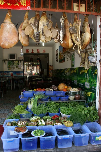 Ristorante con verdure fresche e carne a Dali, Yunnan - Cina — Foto Stock
