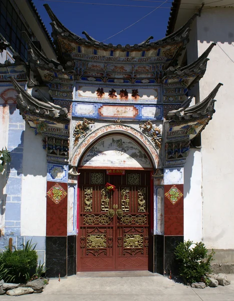 Entrada colorida de uma casa chinesa em Dali - Yunnan na China — Fotografia de Stock