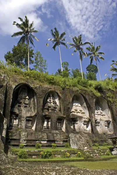 Candi (santuarios) cortados en roca en el templo Gunung Kawi en Bali - Indonesia —  Fotos de Stock
