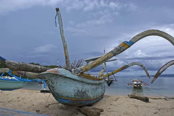 Barco de pesca indonésio na praia - Bali - Indonésia — Fotografia de Stock
