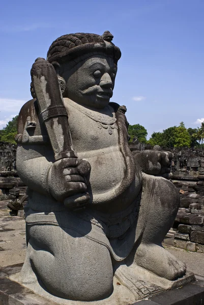 Estatua de guerrero frente al templo Prambanan - sitio arqueológico en Java —  Fotos de Stock