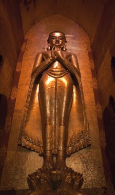 Bagan - Myanmar (Burma Ananda Pahto tapınakta altın buddha heykeli)