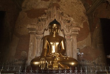 Bagan - Myanmar (Burm Htilominlo Pahto tapınakta altın buddha heykeli