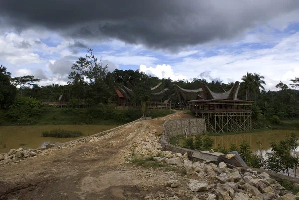 Tana Toraja lanscape con un'arena per una cerimonia funebre — Foto Stock