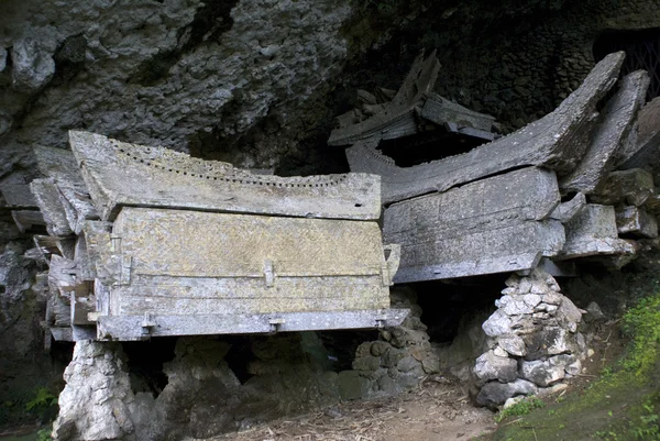 Eski ahşap tabut bir mağarada tana toraja - sulawesi - Endonezya — Stok fotoğraf