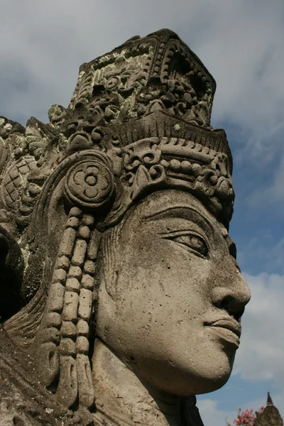 Standbeeld van een vrouwelijke Hindoe-god in klungkung paleis in bali indonesi — Stockfoto