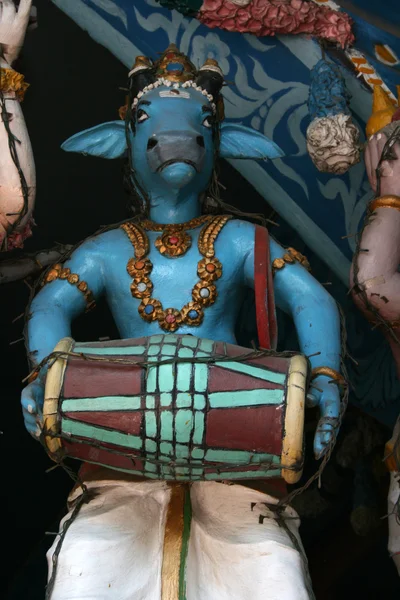 Statua di un dio indiano indù dipinta con colori vivaci — Foto Stock