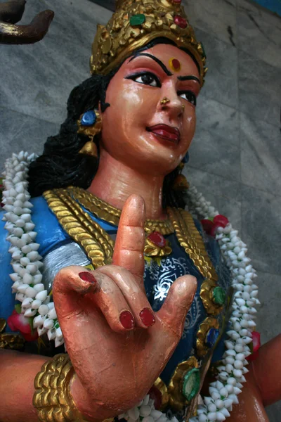 明るい色で塗られて、インドのヒンドゥー教の女神の像 — ストック写真