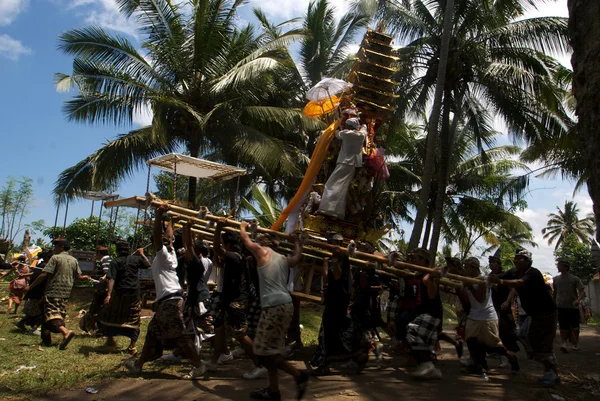 Cerimonia di cremazione funebre di massa induista balinese in Indonesia — Foto Stock