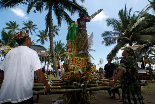 Балийская индуистская церемония массового кремации в Индонезии — стоковое фото