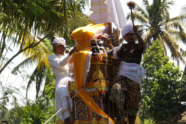 Balinesiska hinduistic massa begravningsceremoni kremering i Indonesien — Stockfoto
