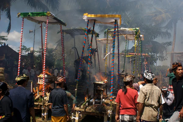 Balinese Hinduistic mass funeral cremation ceremony in Indonesia — Stock Photo, Image