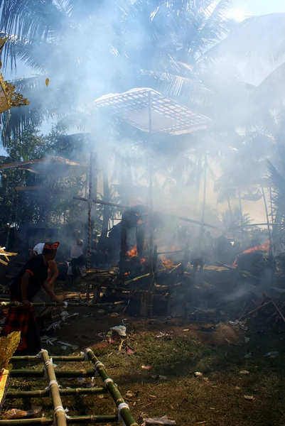 Balinese Hinduistic mass funeral cremation ceremony in Indonesia — Stock Photo, Image